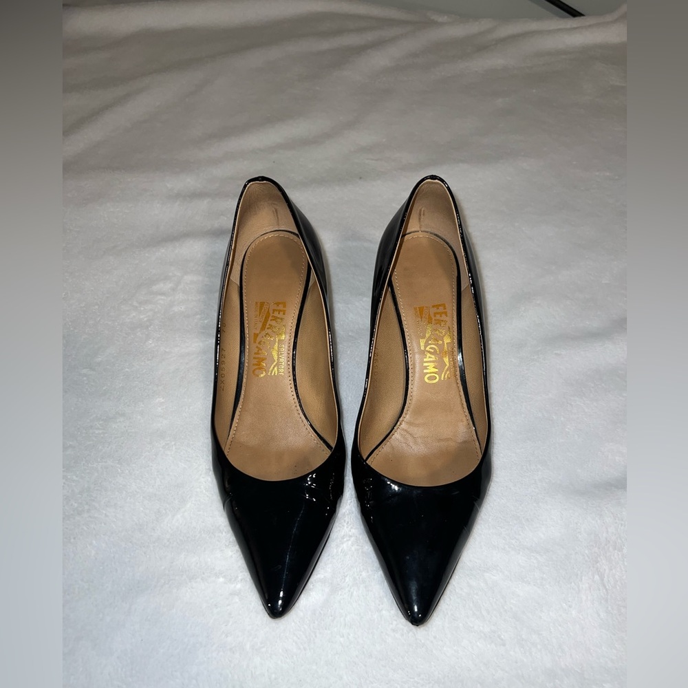 Great price! Salvatore Ferragamo black patent leather pumps